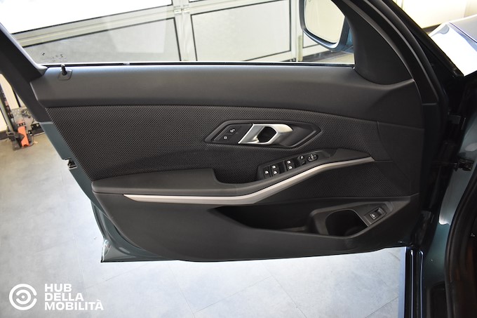 BMW 320d 48V xDrive Touring Business Advantage